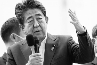 អតីតនាយករដ្ឋមន្រ្តីជប៉ុន លោក Shinzo Abe បានទទួលមរណៈភាព ដោយការលួចបាញ់ពីក្រោយ